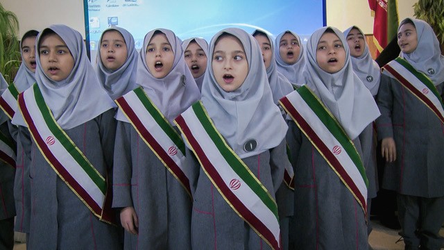 Mädchen mit Kopftuch singen gemeinsam